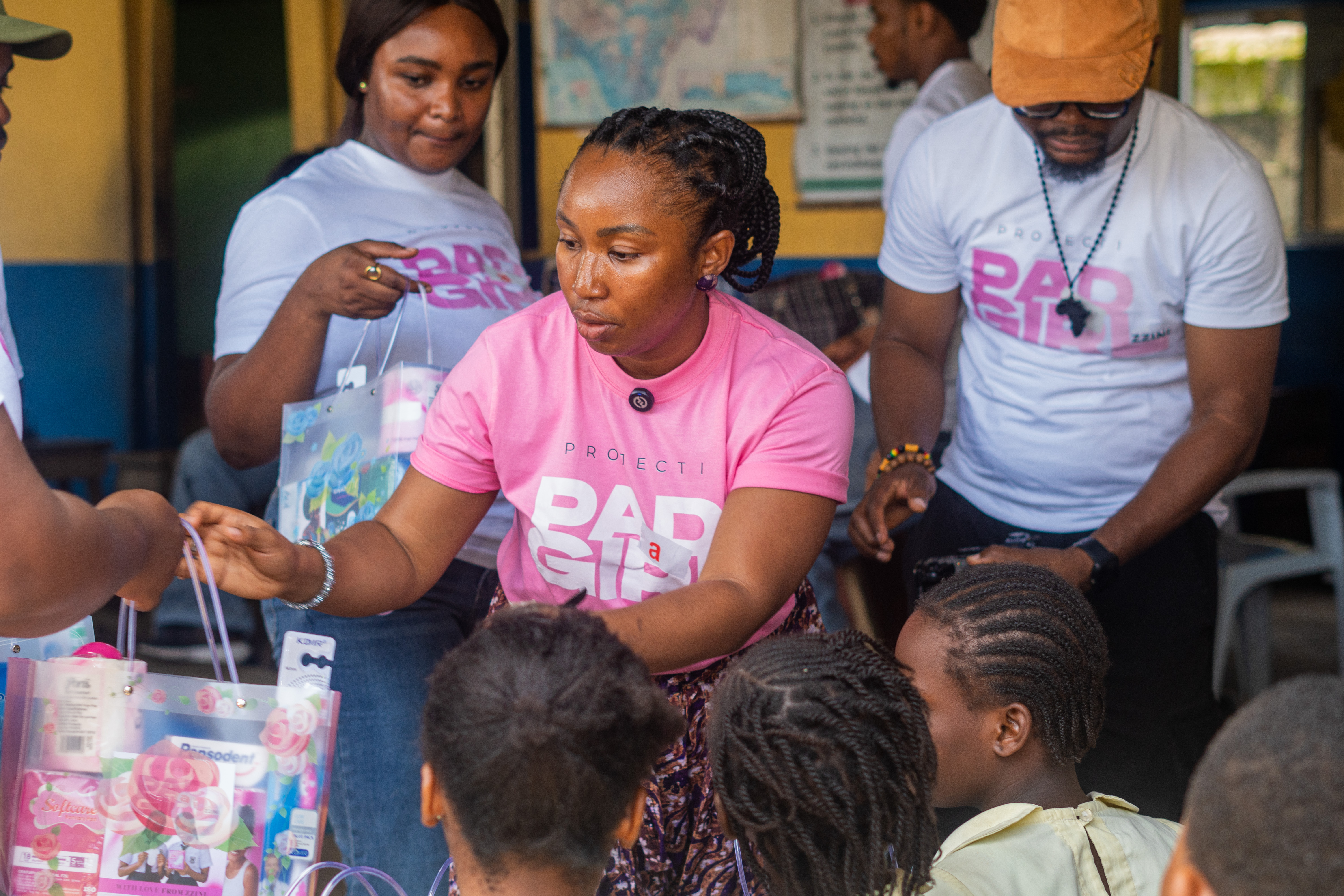 Girls at an iPadAGirl outreach